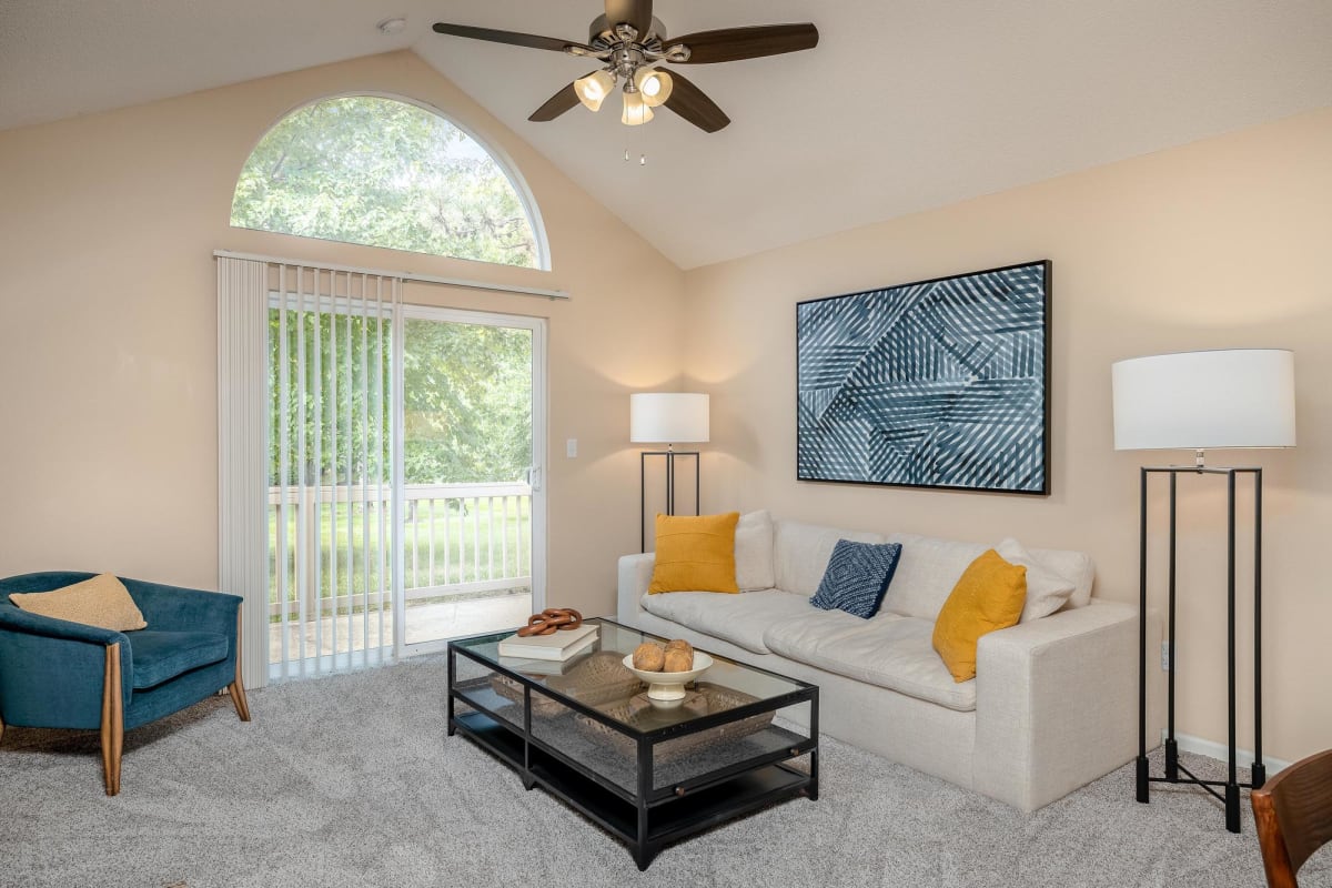 Apartments for Rent in Overland Park | Pointe Royal